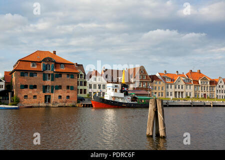 Historische Salzlager und Tug Boat im Waterfront von Glückstadt, Deutschland Stockfoto