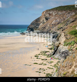 Platz Landschaft bei Mawgan Porth an einem sonnigen Tag genommen, Granitklippen, die den Golden Sands mit dem blauen Atlantik brechen im Hintergrund. Stockfoto