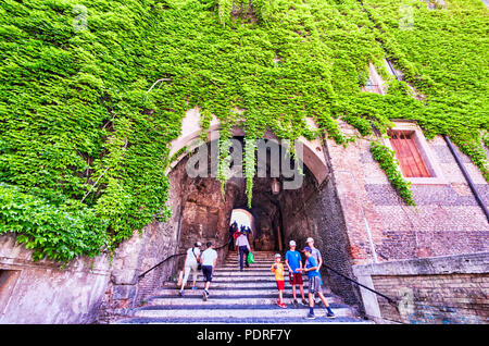 Rom, Italien, 19. Juli 2018: Touristen klettern die alte Treppe unter Palazzo Borgia zu San Pietro in Vincoli Platz im Stadtteil Monti in Rom zu führen. Stockfoto