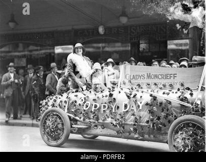 131 SLNSW 10412 Gladys Moncrieff reitet ein poppyladen Float durch Holeproof Strumpfwaren Firma gespendet Stockfoto