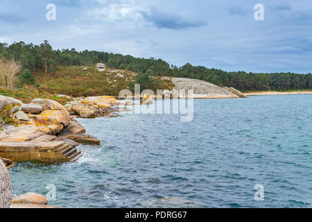 Pier und küstennahen Felsen auf Punta Cabalo Cape in de Arousa, Galizien, Spanien Stockfoto