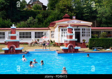 MSENO, TSCHECHISCHE REPUBLIK - 22 JULI 2018: Menschen schwimmen im Art-déco-Mestske Lazne - Stadt Bäder am 22 Juli, 2018 in Mseno, Tschechische Republik. Stockfoto