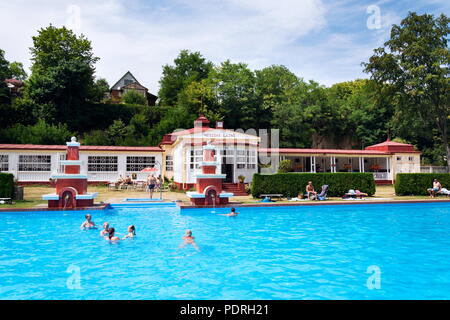 MSENO, TSCHECHISCHE REPUBLIK - 22 JULI 2018: Menschen schwimmen im Art-déco-Mestske Lazne - Stadt Bäder am 22 Juli, 2018 in Mseno, Tschechische Republik. Stockfoto