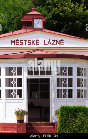 MSENO, TSCHECHISCHE REPUBLIK - 22 JULI 2018: Menschen schwimmen im Art-déco-Mestske Lazne - Stadt Bäder am 22 Juli, 2018 in Mseno, Tschechische Republik. Stockfoto