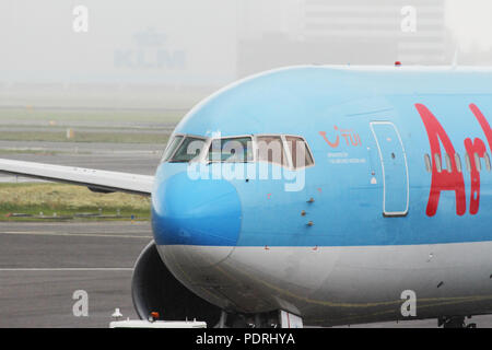 Der Flughafen Amsterdam Schiphol Niederlande - Juli 3, 2017: PH-OYI TUI Airlines Niederlande Flugzeug auf dem Flughafen Amsterdam Central Asphalt anreisen Stockfoto