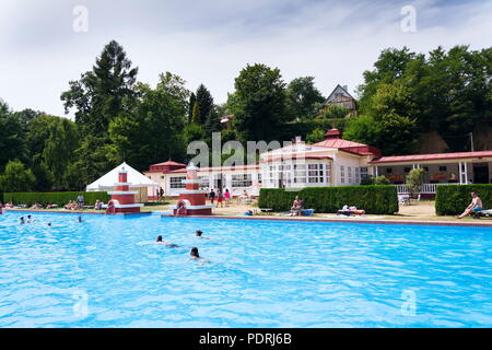 MSENO, TSCHECHISCHE REPUBLIK - 22 JULI 2018: Menschen schwimmen im Art-déco-Mestske Lazne - Stadt Bäder am 22 Juli, 2018 in Mseno, Tschechische Republik. Stockfoto