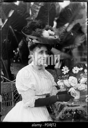 98 Porträt einer sitzenden jungen Frau im Edwardianischen (3331845583) Stockfoto