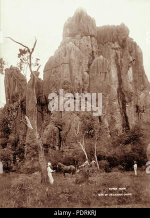 106 Queensland State Archive 2400 Blick auf Tower Rock ein buckboard und drei Männer auf der Website von chillagoe Höhlen 1897 Stockfoto