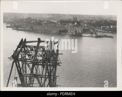 87/1353 - 72 fotografische Drucken, Anzeigen der Kriechgänge Kran auf der südlichen Ansatz der Sydney Harbour Bridge, Silber / Gelatine / Papier, Foto von der New South Wales Ministerium für Öffentliche Arbeiten, The Rocks, Sydney, Australien, August 1928 49 Aus den südlichen Widerlager der Sydney Harbour Bridge, 1928 (8282685559) Stockfoto