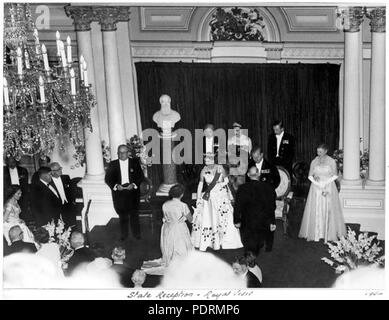 109 Queensland State Archive 3076 Ihre Majestät Königin Elizabeth II. und seine Königliche Hoheit der Herzog von Edinburgh am Zustand der Rezeption Brisbane 1954 Stockfoto