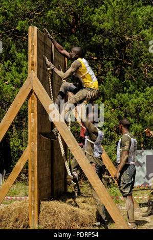 In Tjumen, Russland - 11. Juni 2016: Rennen der Helden Projekt auf dem Boden der höchsten militärischen und technischen Schule. Phase auf die Bewegung durch Woo Stockfoto