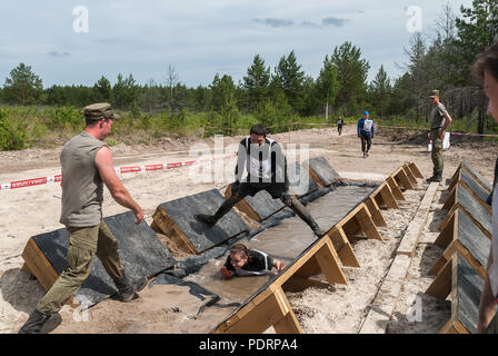 In Tjumen, Russland - 11. Juni 2016: Rennen der Helden Projekt auf dem Boden der höchsten militärischen und technischen Schule. Die Teilnehmer führen Sie anti-gravi Stockfoto