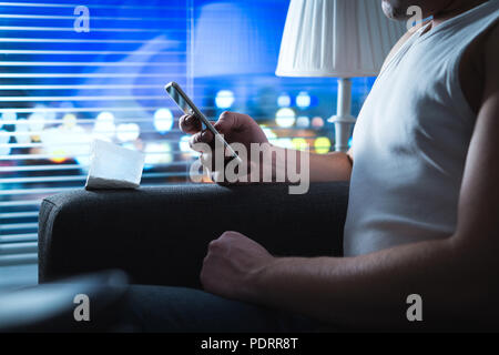 Drogendealer mit Handy. Kauf und Verkauf von Kokain online Konzept. Kriminelle texting mit Smartphone spät in der Nacht. Illegale Internet Business. Stockfoto