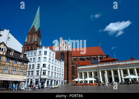 Schwerin, Schweriner Dom mit Marktplatz, Mecklenburg-Vorpommern, Deutschland, Europa Stockfoto