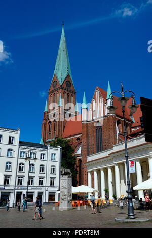 Schwerin, Schweriner Dom mit Marktplatz, Mecklenburg-Vorpommern, Deutschland, Europa Stockfoto