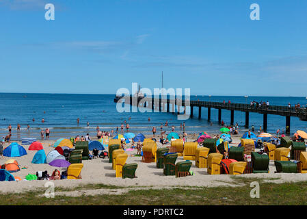 Strandkoerbe und Seebruecke, Seebad Binz, Binz, Insel Rügen, Mecklenburg-Vorpommern, Deutschland, Europa Stockfoto