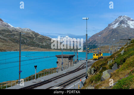 Bahnstation Ospizio Bernina 2253 m der Rhaetischen Bahn, Lago Bianco, Bernina-Pass, Engadin, Kanton Graubünden, Schweiz, Europa Stockfoto