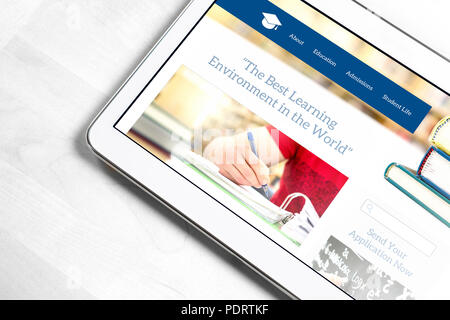School Website homepage design auf Tablet Bildschirm. Hochschule Anwendung oder Anwendung für Universität Konzept. Suche Informationen über Bildung. Stockfoto