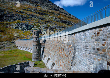 Staumauer des Lago Bianco, Bernina-Pass, Oberengadin, Kanton Graubünden, Schweiz Stockfoto