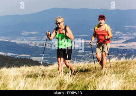 Aktives Altern, Senioren Frauen nordic Walking im Freien, Fitness halten, auf Bergpfad, Velka Javorina, tschechisch-slowakische Grenze, Gesunder Lebensstil Stockfoto
