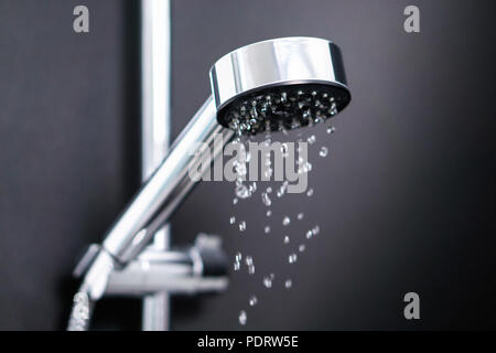 Ausschalten oder auf fließendes Wasser in der Dusche. Letzten oder ersten Tropfen Splash aus dem Wasserhahn. Wasserverbrauch, Bill, Speichern, Mangel und Ökologie Konzept. Stockfoto