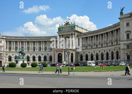 Blick vom Heldenplatz in der Wiener Hofburg mit dem Amtssitz des österreichischen Bundespräsidenten und Sitz Stockfoto