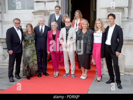 Foto muss Gutgeschrieben © Alpha Presse 078237 09/08/2018 Tim Haslam, Claudia Bluemhuber, Jonathan Pryce, Glenn Close, Geschäftsführer Björn Runge, Lena Runge, Alix Wilton Regan, Piers Tempest und (L-R) Direktor des Somerset House Jonathan Reekie, Sara Frain und Georgien A.A. Bayliff an der Frau Premiere im Somerset House in London. Stockfoto