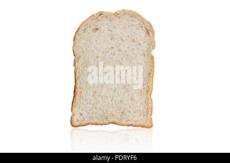 Vollkorn Weizen Brot auf Weiß mit Freistellungspfad isoliert Stockfoto