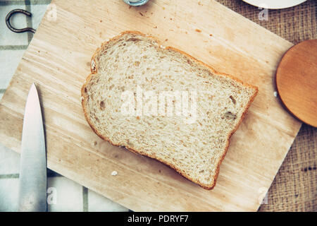 Vollkorn Brot aus Weizen Draufsicht auf rustikalen Holztisch vintage colortone Stockfoto