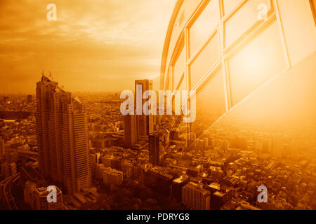 Bürogebäude Fenstern und Blick auf die Stadt in der Hitzewelle im Sommer hohe Temperatur von der globalen Erwärmung Stockfoto