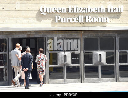 Foto muss Gutgeschrieben © Alpha Presse 079965 17/07/2018 Elaine Bedell Meghan Markle Herzogin von Sussex und Prinz Harry Herzog von Cambridge Lord Lieutenant von London Kenneth Ken Olisa am Nelson Mandela 100 Ausstellung Southbank Centre London Stockfoto