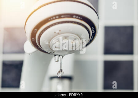 Wasser Tropfen aus alten Duschkopf Stockfoto