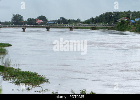 Wasser Überschwemmungen in Asien hohe Wasser im Fluss nach dem schweren Sturm Regen Stockfoto