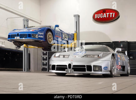 1994 Bugatti EB 110 LM Le Mans Rennwagen und rechts. 1995 Bugatti EB 110 SC GTS-1 IMSA Race Auto in der Werkstatt. Stockfoto