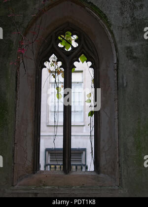 In der Nähe von stein Spalte und gewölbten Form Tor zum Garten in St. Dunstan im Osten, London. Stockfoto