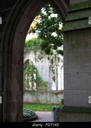 In der Nähe von stein Spalte und gewölbten Form Tor zum Garten in St. Dunstan im Osten, London. Stockfoto