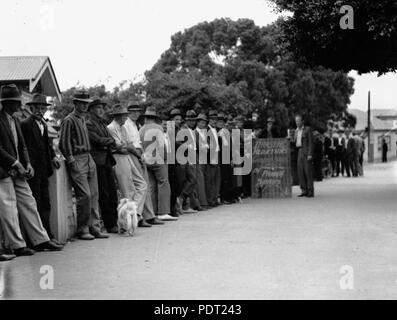 202 StateLibQld 1 106492 Helfer bei Annerley während der Großen Depression, 1938 Stockfoto