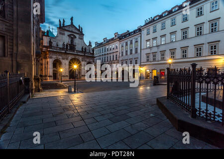 Dem krizovnicke Quadrat am Morgen. Blaue Stunde in Prag mit beleuchteten Stadt Gaslaternen und Karl IV Statue, Tschechische Republik Stockfoto