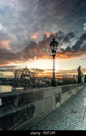 Berühmte ikonische Bild von der Karlsbrücke, Prag, Tschechische Republik. Stockfoto