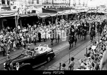 208 StateLibQld 1 115420 Queen Elizabeth II und der Herzog von Edinburgh über ihren Besuch in Brisbane, 1954 Stockfoto