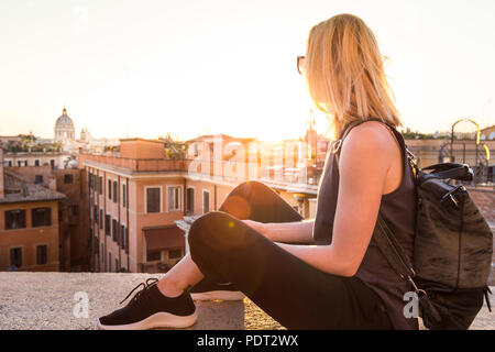 Weibliche Touristen genießen Sie einen wunderschönen Blick auf die Piazza di Spagna, Sehenswürdigkeiten Marktplatz mit der Spanischen Treppe in Rom, Italien, bei Sonnenuntergang. Stockfoto