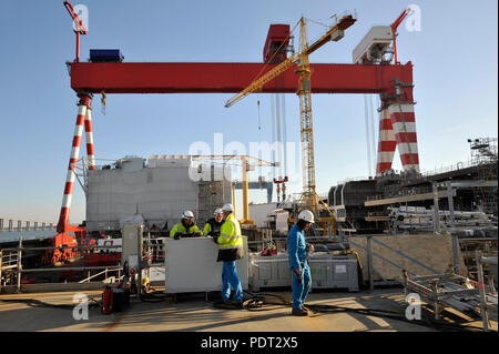 STX Werften in Saint-Nazaire (Frankreich), auf 2017/11/15: Arbeitnehmer an Bord der MSC Bellissima Kreuzfahrtschiff im Bau und riesige Stockfoto