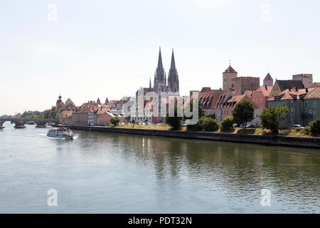 Blick über die Donau auf die Altstadt von Nordwesten Stockfoto