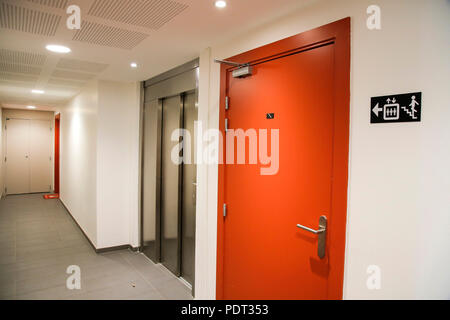 Die Lobby eines neuen Gebäudes mit Aufzug und eine Treppe, in einem kleinen Wohnhaus Stockfoto