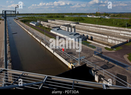 Magdeburg-Rothensee Schleuse zwischen Mittellandkanal hinten und Kammerlänge 190 m rechts drei Sparbecken Hubhöhe bis zu 18 m Stockfoto