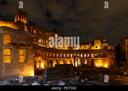 Nacht Szene von den Ruinen des Trajan am Forum Romanum, Rom, Italien. Stockfoto