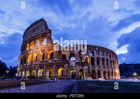 Ein Blick auf die blaue Stunde des Kolosseum, Forum Romanum, UNESCO-Weltkulturerbe, Rom, Italien. Stockfoto