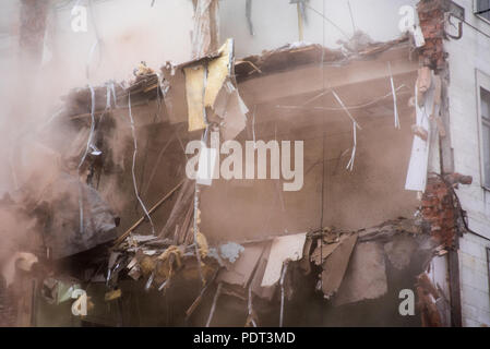 Industrielle Gebäude zerstört. Stock Fragment. Abbruch von Gebäuden in städtischen Umgebungen Stockfoto