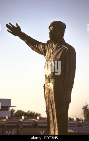 Eine Statue des irakischen Präsidenten Saddam Hussein in der militärischen Outfit in Bagdad, 1995. Stockfoto