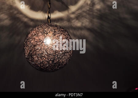 Chill Licht von handgefertigten Natur Seile Kreis Lampe im Dunkeln Stockfoto